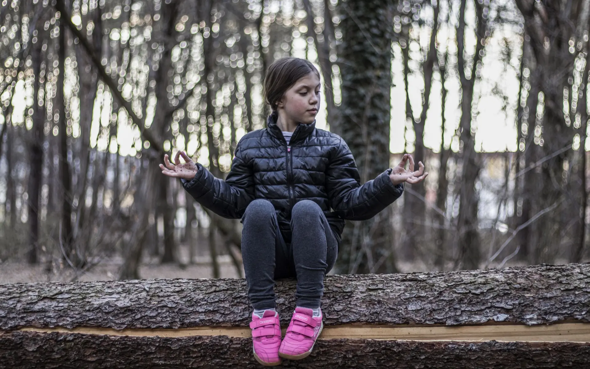 Enfant assis calmement en pleine nature dans une lumière douce
